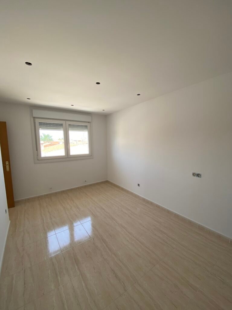 Dormitorio con paredes lisas recién pintadas en blanco – J.C. Sandín, pintura y pladur