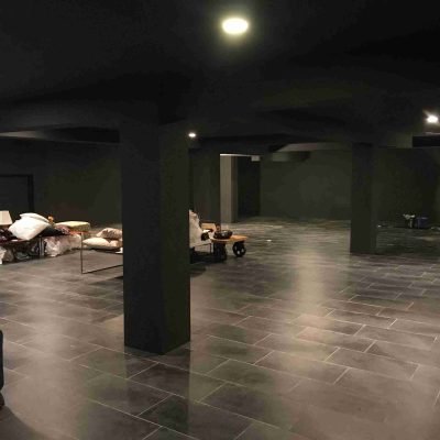 Sótano diáfano pintado en gris oscuro – J.C. Sandín, pintura y pladur