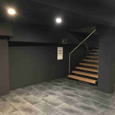 Sótano pintado en gris oscuro con escalera y barandilla – J.C. Sandín, pintura y pladur