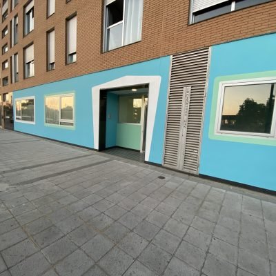 Fachada de local comercial pintada en azul con marcos decorativos – J.C. Sandín, pintura y pladur