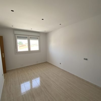 Dormitorio con paredes lisas recién pintadas en blanco – J.C. Sandín, pintura y pladur