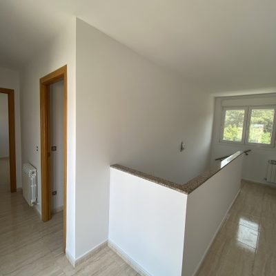 Rellano de vivienda con paredes lisas pintadas en blanco – J.C. Sandín, pintura y pladur
