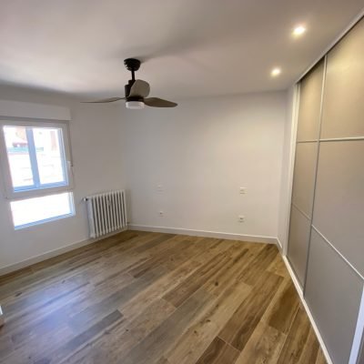 Dormitorio recién pintado en blanco con armario empotrado – J.C. Sandín, pintura y pladur