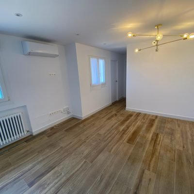Salón recién pintado en blanco con paredes lisas – J.C. Sandín, pintura y pladur